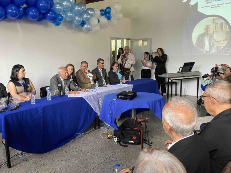 En el auditorio de la biblioteca de la Universidad de Los Andes (ULA) se realizó el homenaje al fundador de la escuela de Comunicación Social, Ramón González Escorihuela. Fotos: Mariana Duque