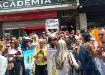 Magisterio realiza cacerolazo frente a la Zona Educativa de Mérida