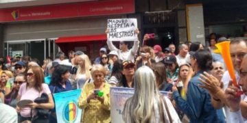 Magisterio realiza cacerolazo frente a la Zona Educativa de Mérida