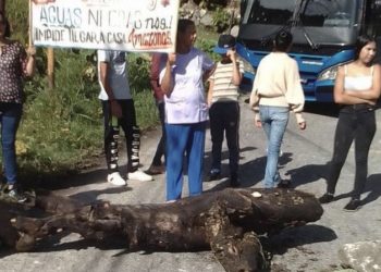 Vecinos de la cuenca del Chama cerraron la vía exigiendo reparación de bote de aguas negras