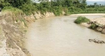 Río Onia sigue amenazando la vialidad en zonas rurales