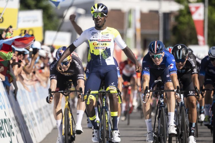 El eritreo Biniam Girmay gana la segunda etapa de la Vuelta a Suiza. EFE/EPA/GIAN EHRENZELLER