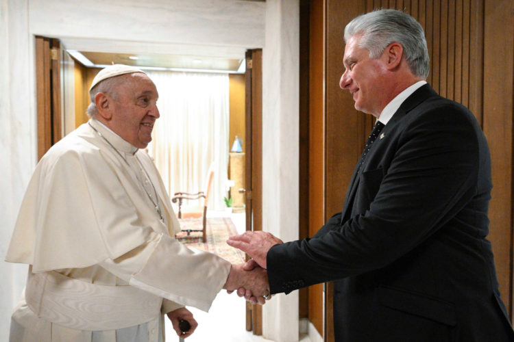 Fotografía cedida por Vaticano que muestra al Papa Francisco (i) mientras saluda al presidente cubano Miguel Diaz-Canel (d), durante su encuentro hoy en Ciudad del Vaticano (Italia). EFE/Vaticano