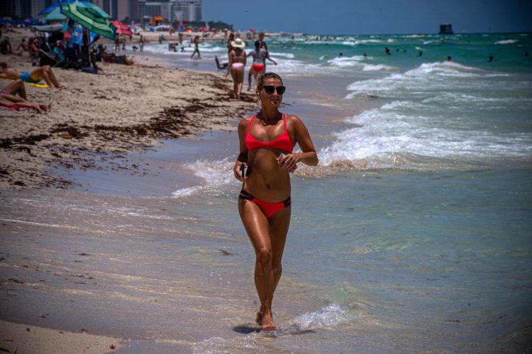 Fotografía de archivo en la que se registró a una mujer corriendo, durante un día soleado, en una playa de Miami Beach (Florida, EE.UU.). EFE/Giorgio Viera