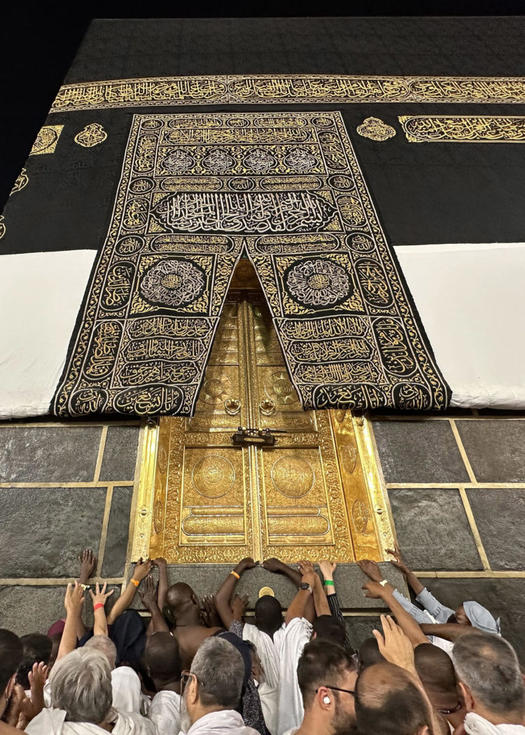 Musulmanes tocan el Kaaba, el lugar más sagrado del Islam, en el al-Masjid al-Haram anoche en la Meca, durante los preparativos del peregrinaje anual del Hajj que durará desde el 26 de junio hasta el 1 de julio. EFE/ASHRAF AMRA