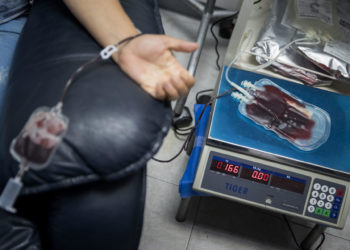 Venezuela, sin donantes de sangre, veta a los voluntarios homosexuales