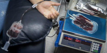 Venezuela, sin donantes de sangre, veta a los voluntarios homosexuales