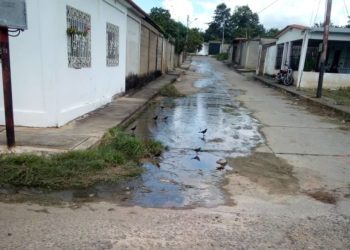 Persiste bote de aguas servidas en sector Los Ángeles de Sabana de Mendoza