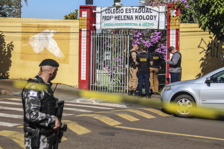Policías y militares vigilan los alrededores de la escuela pública donde se presentó un ataque con arma de fuego, en el que murió una alumna y otro estudiante resultó herido, en Cambé (estado de Paraná, Brasil). EFE/Filipe Barbosa