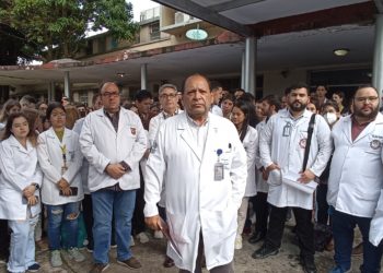 Desalojan a estudiantes de medicina del auditorio donde reciben clases en el  Hospital Central de San Cristóbal