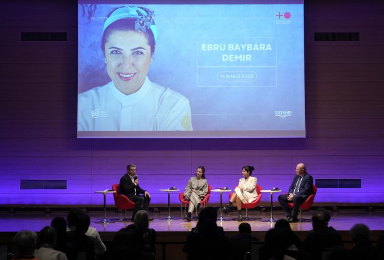La ganadora del Basque Culinary World Prize 2023, la chef turca Ebru Baybara Demir, aparece en una pantalla grande durante la Cumbre de Gastronomía del Basque Culinary Center en Tokio, Japón, el 7 de junio de 2023. EFE/EPA/FRANCK ROBICHON