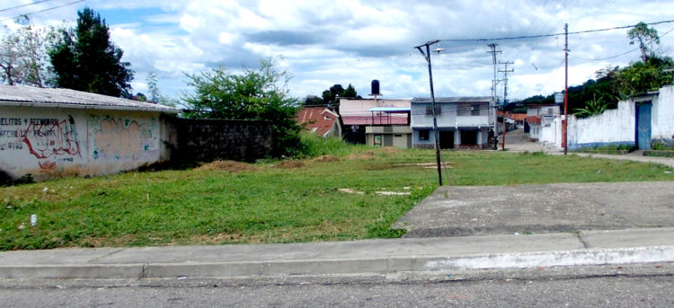 El terreno municipal de la calle 22  de Betijoque botadero público de basura.