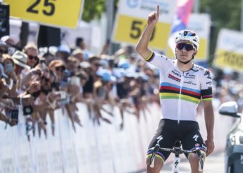 Evenepoel gana la penúltima etapa y homenajea a Gino Mäder