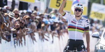 Evenepoel gana la penúltima etapa y homenajea a Gino Mäder