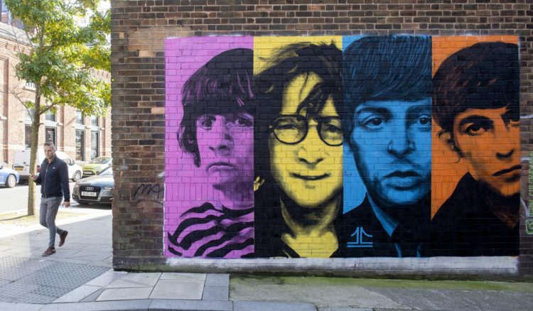 Un mural con las caras de The Beatles en Liverpool. EFE/EPA/PETER POWELL
