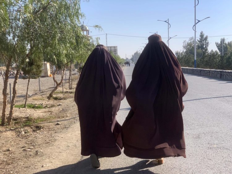 Vista de dos mujeres que abandonan la Universidad de Kandahar en Afganistán, en una fotografía de archivo. EFE/Stringer