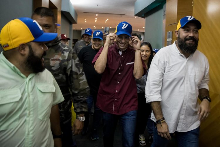 Henrique Capriles (c) sonríe hoy tras inscribir su candidatura ante la Comisión Nacional de Primaria (CNP), en Caracas (Venezuela). EFE/ MIGUEL GUTIÉRREZ