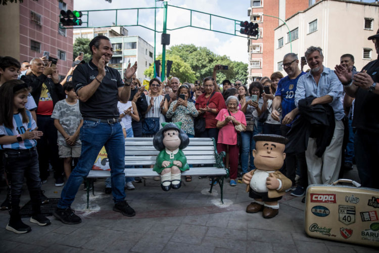 El alcalde de Baruta, Darwin González (i) junto a Pablo Irrgang (d), develan una escultura de Mafalda y Manolito, en Caracas (Venezuela). EFE/ Miguel Gutierrez