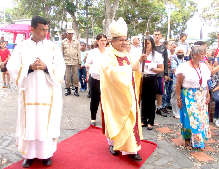 El Obispo José de la Trinidad Fernández antes de entrar al templo San Juan Bautista.