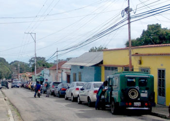 Inmensas colas esperando la gasolina que no llega