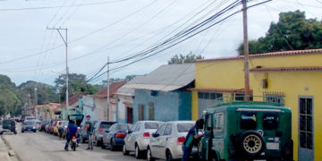 Inmensas colas esperando la gasolina que no llega