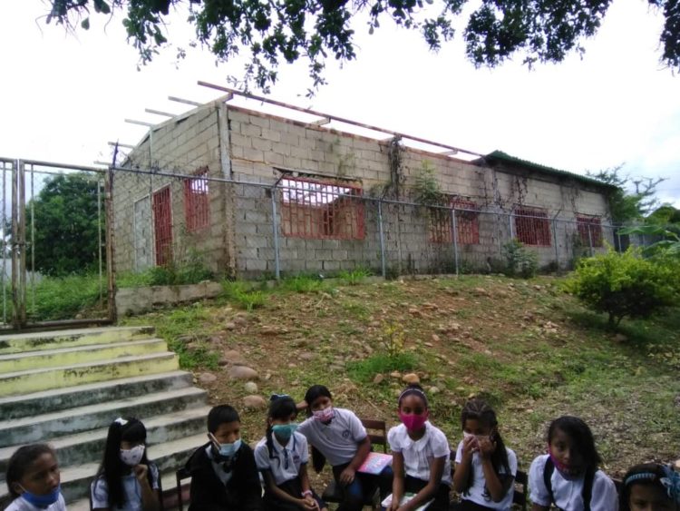 Construcción no concluida en Escuela Pequeño Simón de Agua Santa.