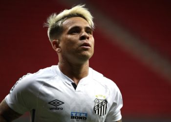 Santos ejerce la opción de compra sobre el venezolano Soteldo, que firma hasta 2027