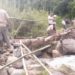 Construyen puente improvisado ante crecida de río en Boconó