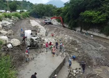 Realizan trabajos de recuperación del tramo vial en el sector Las Pulgas