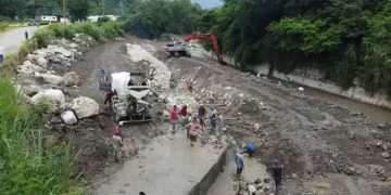 Realizan trabajos de recuperación del tramo vial en el sector Las Pulgas