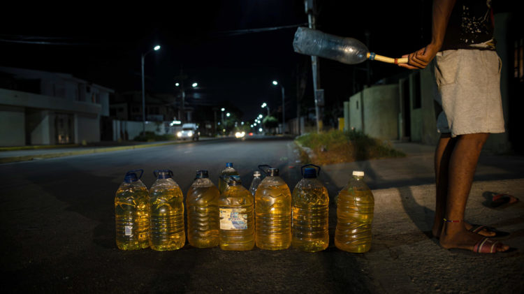 La escasez de gasolina en Venezuela, una crisis convertida en rutina