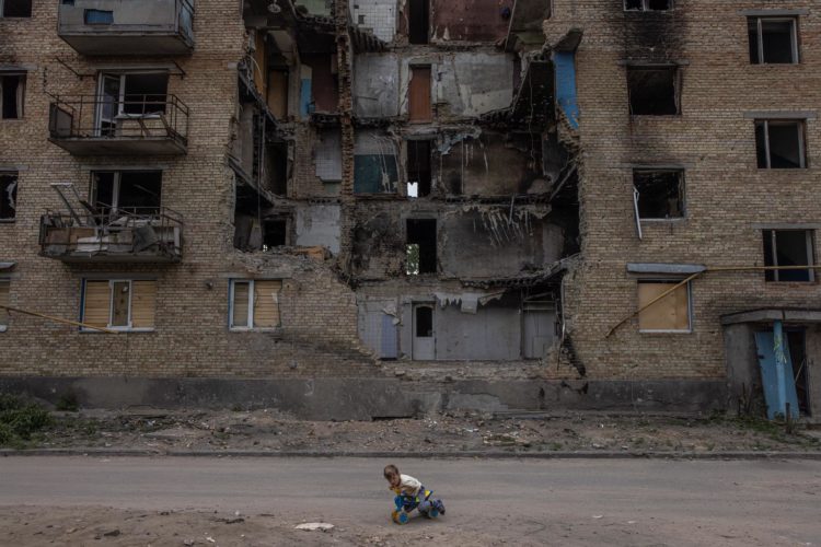 Un niño juega frente a un edificio afectado por los ataques de Rusia en Kiev (Ucrania), en una fotografía de archivo. EFE/Roman Pilipey