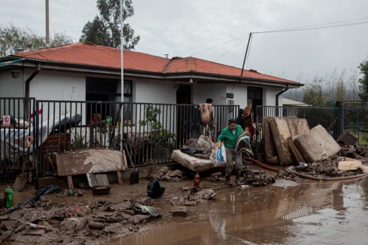 Personas trabajan en los daños causados por el desbordamiento del río Mataquito, producto de las intensas lluvias en la comuna de Licanten, en Maule (Chile). EFE/Rafael Arancibia