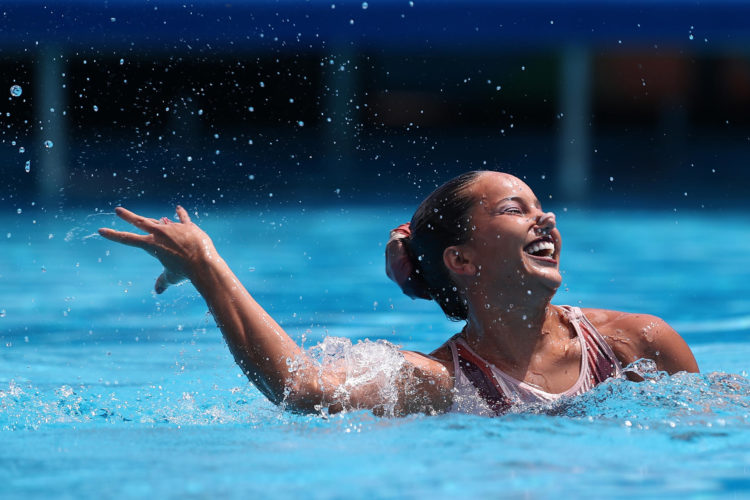 Mónica Arango de Colombia compite hoy, en natación artística solo libre durante los Juegos Centroamericanos y del Caribe en San Salvador (El Salvador). EFE/ José Jácome