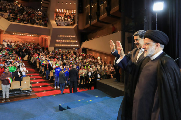 Fotografía cedida hoy por Prensa Miraflores donde se observa al presidente de Venezuela Nicolás Maduro (2-d) junto al presidente de Iran, Ebrahim Raisí (d), en un acto de gobierno, en Caracas (Venezuela). EFE/ Prensa Miraflores