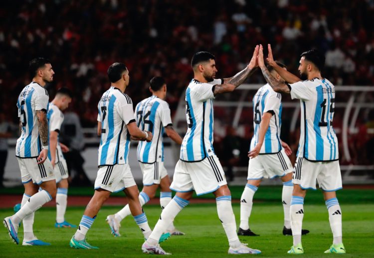 Los jugadores de Argentina celebran un gol ante Indonesia. EFE/EPA/ADI WEDA