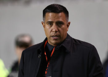 Expulsan al entrenador venezolano César Farías por agredir a dos jugadores contrarios
