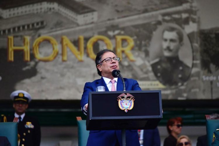 Fotografía cedida por la Presidencia de Colombia que muestra al mandatario, Gustavo Petro, mientras habla hoy durante una ceremonia con militares, en Bogotá (Colombia). EFE/Presidencia de Colombia