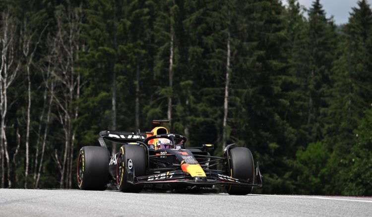 El piloto holandés de Fórmula 1 Max Verstappen de Red Bull Racing durante la sesión de entrenamientos del Gran Premio de Austria de 2023, en el circuito Red Bull Ring de Spielberg, Austria. EFE/EPA/CRISTIANO BRUNA