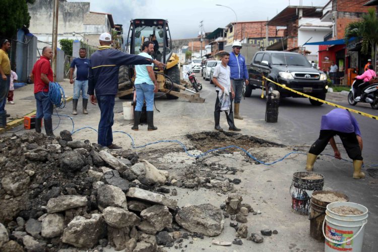 Las reparaciones en la avenida Francisco de Caceres son de 2.5 kilómetros. Fotos: Carlos Eduardo Ramírez