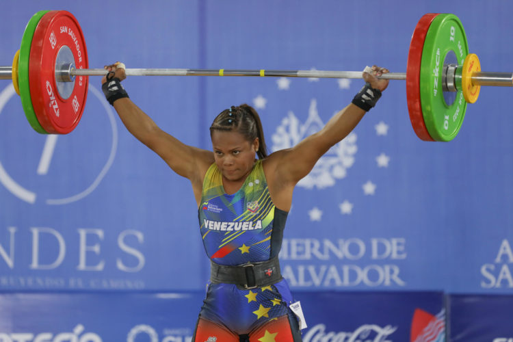 Genesis Rodríguez de Venezuela compite hoy, en levantamiento de pesas 59 kg femenino durante los Juegos Centroamericanos y del Caribe, en San Salvador (El Salvador). EFE/Miguel Lemus