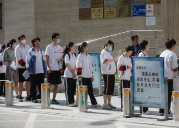 Millones de alumnos chinos se presentan a la selectividad más vigilada de la historia
