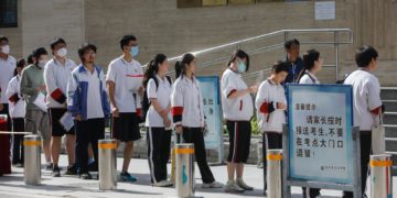 Millones de alumnos chinos se presentan a la selectividad más vigilada de la historia