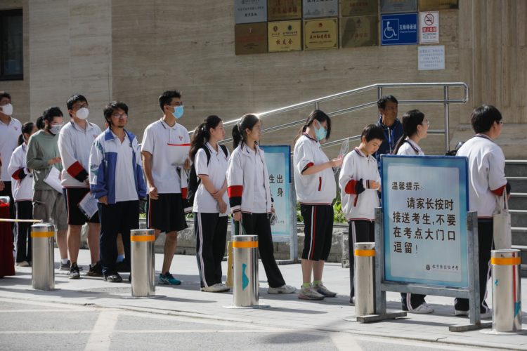 Estudiantes chinos hacen fila en una escuela de Pekín para entrar al examen anual de ingreso a la universidad. EFE/EPA/WU HAO