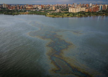 Ambientalista alerta por una mancha kilométrica de petróleo en el Lago de Maracaibo