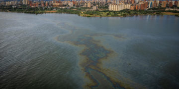 Ambientalista alerta por una mancha kilométrica de petróleo en el Lago de Maracaibo