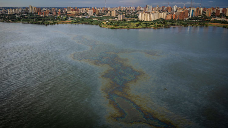 Fotografía aérea de una mancha de petroleo sobre el lago de Maracaibo, (Venezuela). EFE/ Miguel Gutierrez