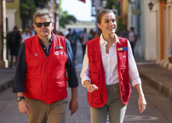 La reina Letizia abre su agenda en Colombia con una reunión con cooperantes españoles