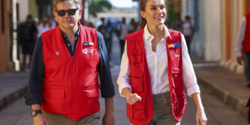 La reina Letizia abre su agenda en Colombia con una reunión con cooperantes españoles