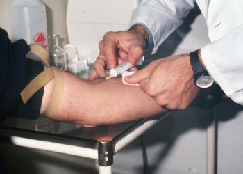 Científico hongkonés desarrolla un análisis de sangre para detectar células cancerígenas
